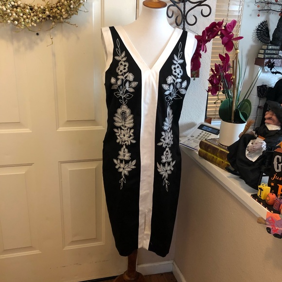 W D • NY Black & White Floral Embroidered Dress - Picture 2 of 7